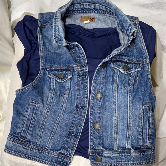 American Eagle Outfitters Blue Tee with Denim Vest - Picture 5 of 8